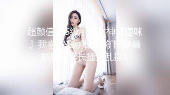 航空美女模特颜值很高身材很棒激情大秀直播诱惑狼友，黑丝露脸互动撩骚，撅着屁股掰开骚穴特写，道具抽插