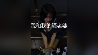 性感篮球宝贝比基尼制服几天不操，趴在桌子上，撅起小屁股把她粉嫩的小穴塞满！