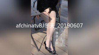  极品圆润美臀小少妇居家夫妻啪啪，跪着按头深喉插嘴，开档黑丝翘起大屁股后入