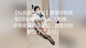 勾搭两个风骚女技师小哥想要啪啪，淫声荡语不断撩骚动手动脚扒光玩奶各种爆草，还让骚女打电话草她好刺激-