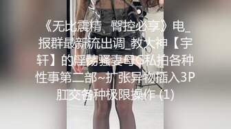 刺激会所偷怕进门的女服务员，又骚又专业进门就脱光带上套子直接床下摸着奶子后入，床上后入压在身下爆草