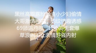 红唇苗条新人骚女婚纱情趣装自慰诱惑，毛毛非常浓密两跳蛋双管齐下，拿胶布跳蛋粘上震动阴蒂，高潮呻吟非常诱人