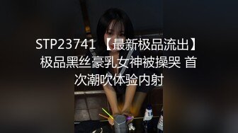 科技园便利店穿条纹上衣蓝内靓妹又深又长的臀沟把手纸都夹里面了