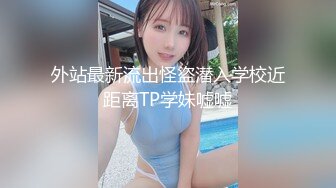 合租房趴门缝偷窥对门的少妇 洗澡洗鲍鱼