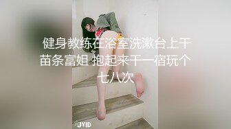 单位女厕等着排队上厕所的美女 憋了很久尿的很急