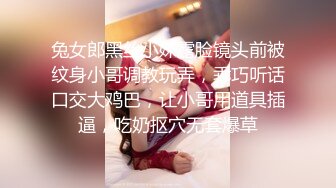 SPA养生馆内技师哥一边给极品少妇按摩一边撩她白皙的极品翘臀美腿拿鸡巴蹭屁股不反抗可以深入了