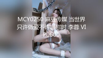 兼职美女模特被色魔摄影师诱惑脱光光了玩