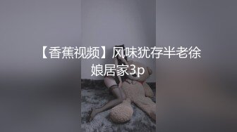 金发清纯00后嫩妹吊带黑丝格外诱人，张开双腿极品嫩穴，翘起屁股对着镜头晃动，抬起双腿肥穴看的清楚