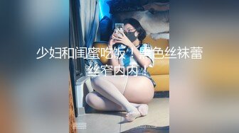 酷酷短发中性美女小姐姐自慰诱惑，撩起短袖揉捏贫乳，扭动翘臀脱掉内裤，掰穴特写拿出玻璃黄瓜快速抽插