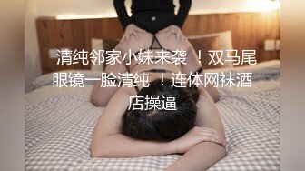 鸭舌帽酒窝颜值美女修长美腿吊带丝袜，双指抠入抽插流出水来 ，浴室湿身诱惑 ，近距离特写揉搓大阴唇肥穴