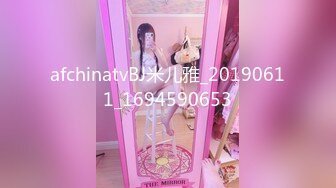 眼镜骚女准点开操 按摩器振动棒轮番上 狂舔大屌深喉 怼着骚逼一下挺入 骑乘位撞击爆插