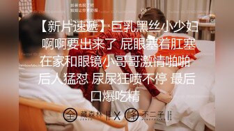 画室的清纯学妹，等待她去上厕所一饱眼福，下面也是如此地纯洁得体，尿完时阴唇一张一合地蠕动 太迷人了！