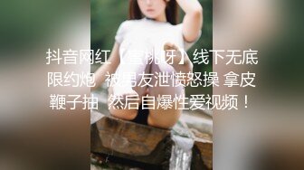 精品厕拍福建泉州某商场女厕偷拍 没流出过部分牛仔裙少妇拉着门把不断有人想闯入尿尿