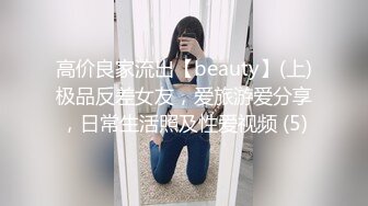  颜值不错的风骚女模特，大辫子漏出骚奶子诱惑狼友跟两位大哥激情3P，让小哥吃奶玩逼轮流爆草抽插