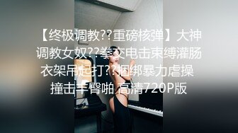  女仆装新人甜美小姐姐单腿黑丝不穿内裤，近距离特写掰穴给你看