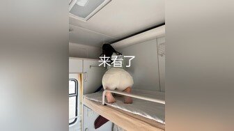   极品瑜伽教练牛仔裤女神上演一字马 这个姿势干逼礼物不断 肤白貌美 罕见尤物