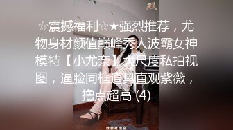 《姐弟乱伦》趁姐夫不在家和身材丰满的姐姐在车上打一炮再说