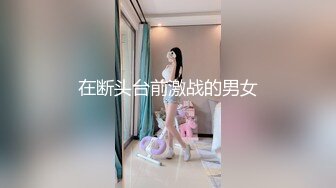  碎花裙清纯长发萌妹粗长大黄瓜戴上套子就插茓,青春感、少女感十足