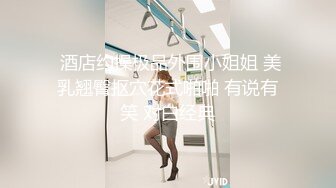 【金莲小仙女】四川妹子到农村田野间勾搭，当着大爷面尿尿，干农活大叔害羞的偷窥，大白臀粉穴颜值高，抠穴撒尿露乳房