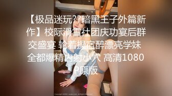 商城偷窥漂亮小少妇 眼镜大姐还挺时髦 吊带裙 关键还穿着透明蕾丝内内 逼毛清晰可见