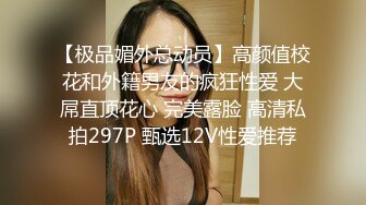 牛仔短裤腰细大奶妹子，超近距离掰穴特写吸奶口交，骑乘干了几下有味道不干了