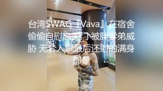  奶茶店女厕两个互相打闹绝色小美女 手不停拍着圆臀肥穴不让嘘嘘