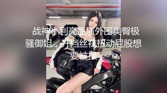 白嫩小少女对着镜头自摸自己的一对馒头