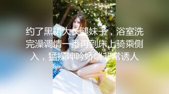 漂亮眼睛很嫩新人小姐姐，肉感身材和炮友操逼，按着头大屌插嘴，抓着屁股后入，搞完用酸奶抹逼，搞得小穴湿湿