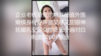    骚货女邻居，撅起屁股在客厅等着我后入，干净的身体却如此下贱