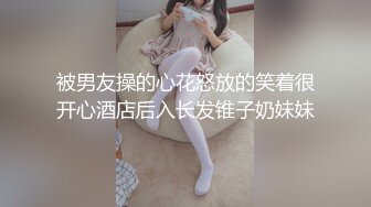 穿丝袜的娇小女学生在购物中心的更衣室里做危险的口交