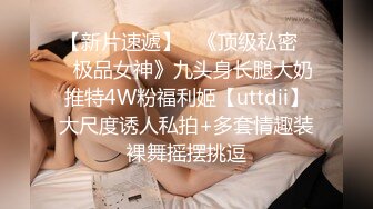 无良女技师在给女顾客做服务的时候开直播偷拍精油推奶子，上厕所功夫露脸漏自己的奶子尿尿给狼友看跳弹塞逼