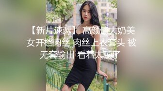 最近很火的家庭摄像头，美艳少妇洗完澡回卧室抹皮肤霜，女儿进来看着母亲光溜溜的身材，看了下身材开心走啦！