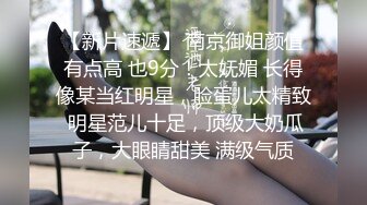 在书店看黄书勃起的我和诱人巨乳店员的视线对上了，她竟然从后边用巨乳压上来摸我的乳头和下体