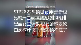 折扇戏红颜激情双飞  小哥真会享受一个人玩两妞  轮着草边干边玩骚逼揉奶子 草爽一个换一个精彩刺激不断