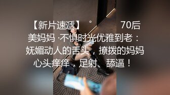 光頭老哥到鄰國找當地倆OO後嫩妹,KTV裏邊唱邊脫下衣服玩妹子,妹子質量好還不貴