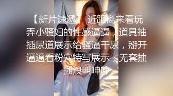 新流出国内厕拍牛人八月份作品商场隔板女厕露脸偷拍几个妹子嘘嘘第一个售货员有所察觉差点被她发现