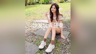 与格子短裙少妇啪啪，穿上情趣装黑丝口交后入大力猛操