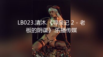 清純眼鏡娘，文文靜靜，佳人美乳，墻上掛著自己拍的藝術寫真