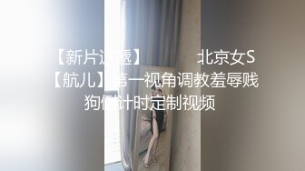 美容院老板娘还真臊,看店期间没客人,自己脱了裤子摸B紫薇,突然来个人,赶忙招呼客人