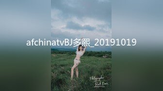 00后极品美女夹着玩具还贪吃