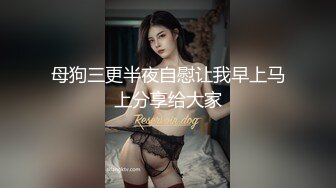 两个纹身骚女互相舌吻，吃对方口水吃到饱，舌尖伸进屁眼里面舔