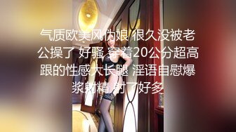 洞中偷窥隔壁漂亮小嫂子听着小曲光屁屁洗衣服