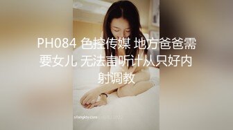 两个高挑美女护士制服白丝情欲躁动互相爱抚，戴上硕大鸡巴啪啪大力抽送