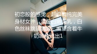 客户一个电话女友随叫随到看到女友卖力谈客户的样子感觉棒极了