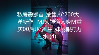 骚货开着门在床上吃鸡还不够刺激直接跪在门口 被巡楼的保安看到 骚货听到开门声有人来了舔的更卖力 可惜保安没停下加入战斗